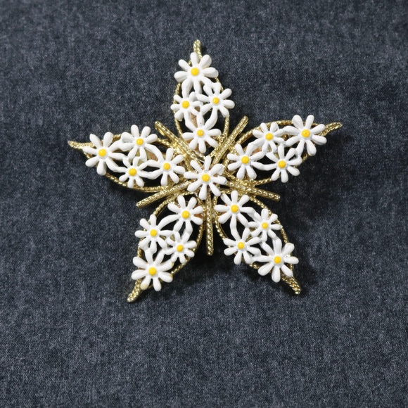 vintage costume jewelry dasiy enameled star brooch - Picture 1 of 5